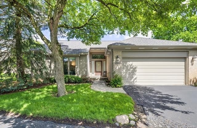 33633 VISTA Drive - 33633 Vista Dr, Farmington Hills, MI 48331