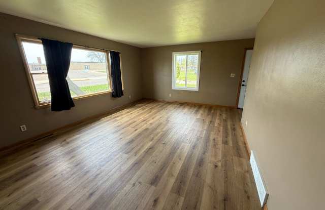 5 bedroom/ 2 bath home within walking distance to BSU