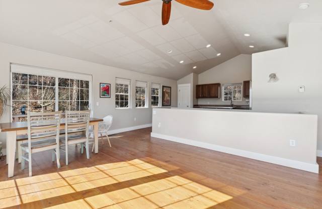 Cute Whitefish Home close to the Footbridge