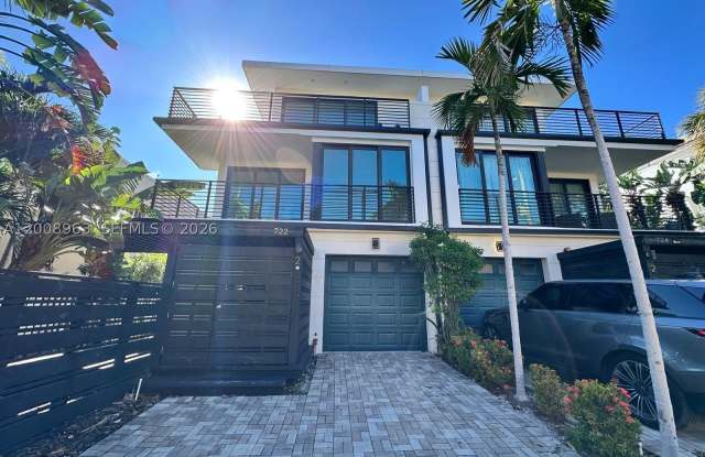 722 NE 15th Ave