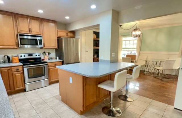 Lovely 3-Bedroom House with Shaded Yard