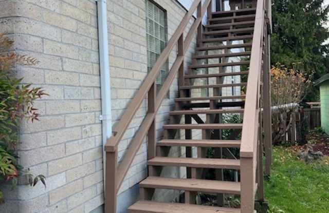 Cute One Bedroom/ One Bath Upstairs Unit.