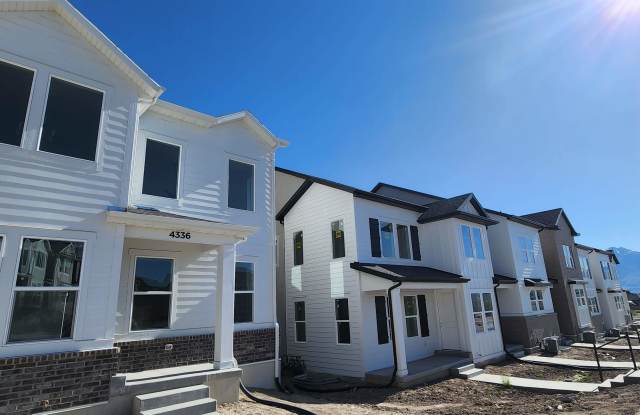 4336 W Watchmen Wy