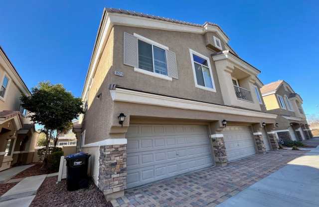 Spacious 2 bedroom Townhouse with Loft