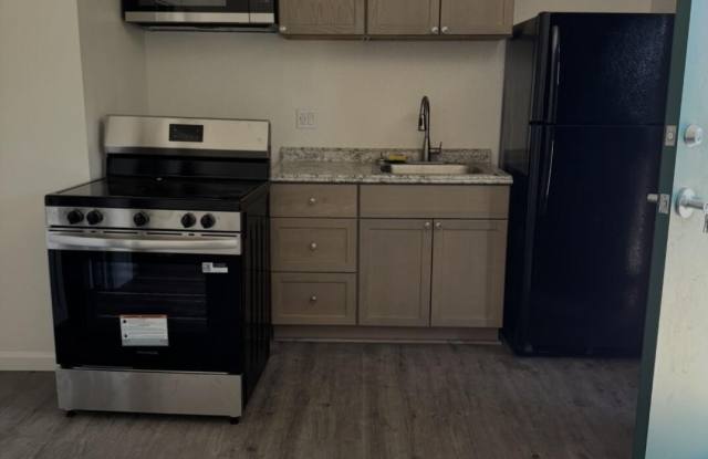 912 W Second Street unit: 17