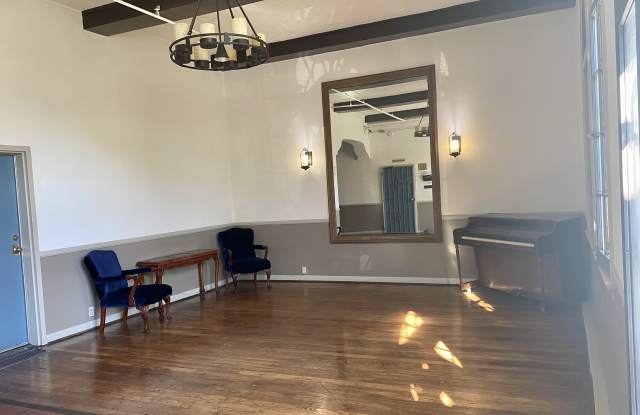 545 South Hobart Boulevard