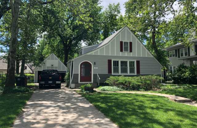 Beautiful 3 bedroom in Hyde Park neighborhood - 105 West 20th Avenue, Hutchinson, KS 67502