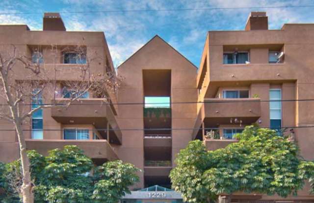 Photo of 1229 N. Sycamore Ave.