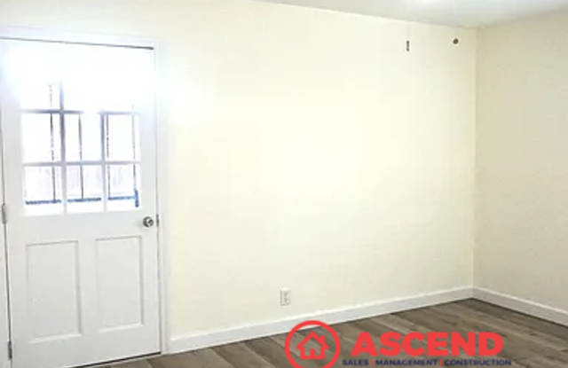 3 Bedroom Home Off Oak St. Near Downtown