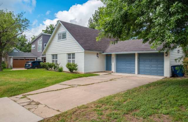 Modernized 3 Bedroom Home Near Mueller ~ Huge Backyard & Deck