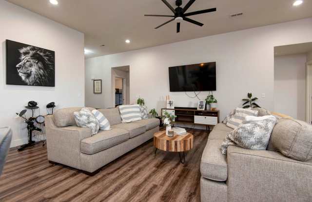 Photo of 2382 Athens St