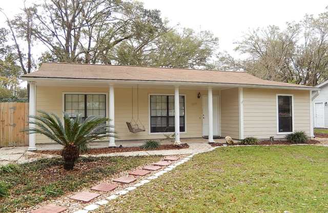 MODERN 3/2 w/ Office, Stainless Steel Apps, Spa Tub,  Big Privacy Fenced Yard! $1825/month Avail July 1st! - 5527 Denargo Drive, Leon County, FL 32303