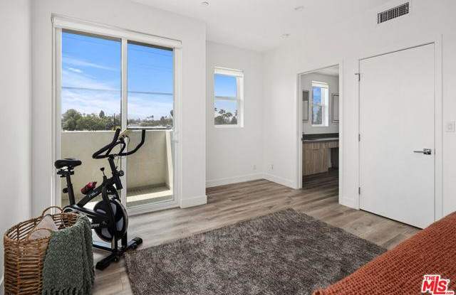 4916 1/2 South Centinela Avenue