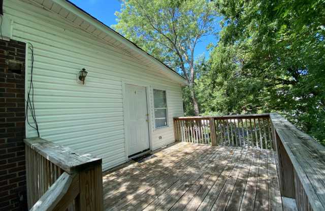 2 Bedroom 1 Bath upstairs apartment near Lee University