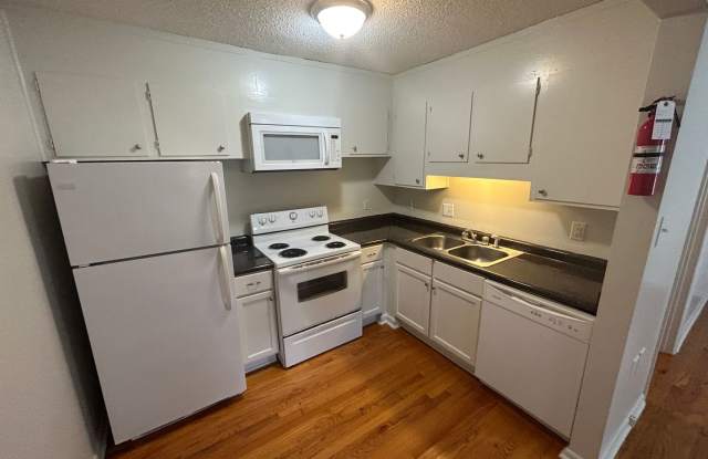 Spacious 1 Bedroom Apartment Near Duke West and Hospital