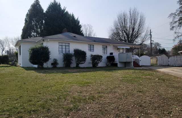 Photo of Spacious 3-Bed, 2-Bath Brick Ranch Home for Rent – Woodlawn Rd, Near Park Rd