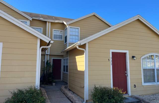 Photo of 3bed/2bath townhouse close to Disney includes utility (restrictions apply)