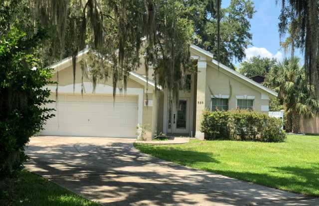 Don't miss this spacious 3/2 home in Leesburg