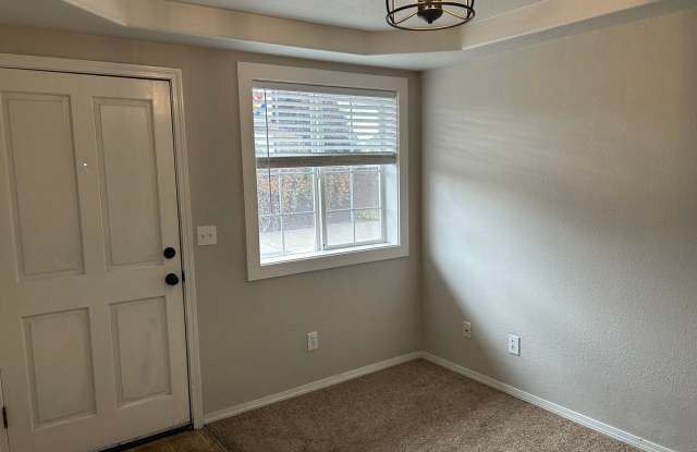 Adorable 1 bedroom 1 bathroom duplex in Springfield!