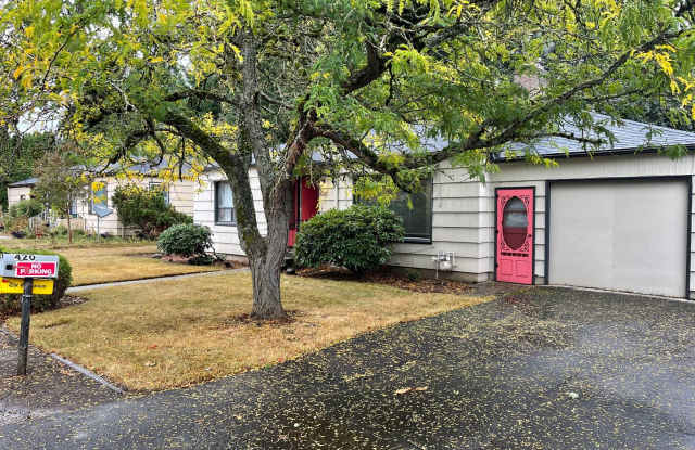 Lovely Home, Warm living room, gas fireplace, private rear yard, Hardwood floors through out. - 420 Southeast 109th Avenue, Portland, OR 97216