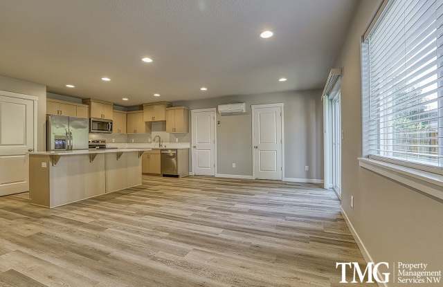 3 Bedroom 2.5 Bath End unit Townhome in Minnehaha w/ AC!