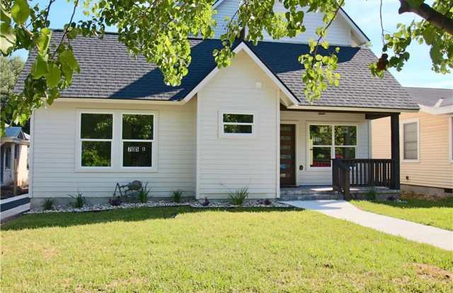 705 Harris #A - 4/3 Modern Duplex Available August 2027