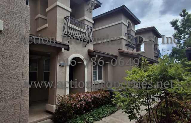 Two Story Lincoln Townhome  - 3 Bed, 2.5 Bath, 2 Car Garage - Nearby Trails!