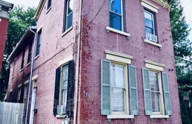 415 W 8th St