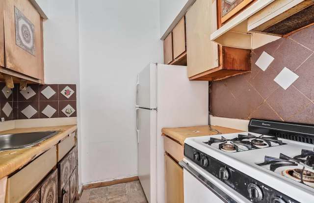 Photo of 733 Grand St Apt 2F