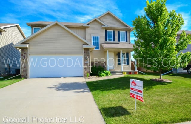 9450 Red Sunset Dr - 9450 Red Sunset Drive, West Des Moines, IA 50266