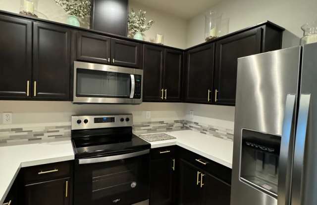 Fully furnished beautiful townhome!