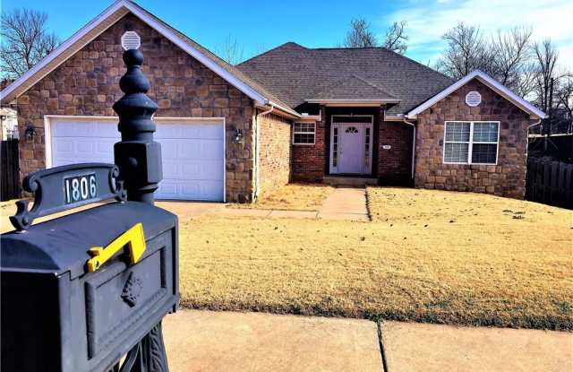 1806 Knollcrest  CIR