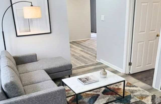 Modern 2BR/ 1BA 2nd Floor apartment near downtown