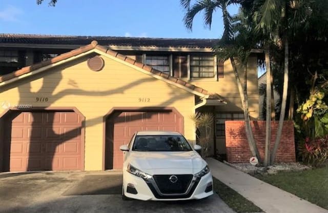 9112 VINEYARD LAKE DR - 9112 Vineyard Lake Drive, Plantation, FL 33324