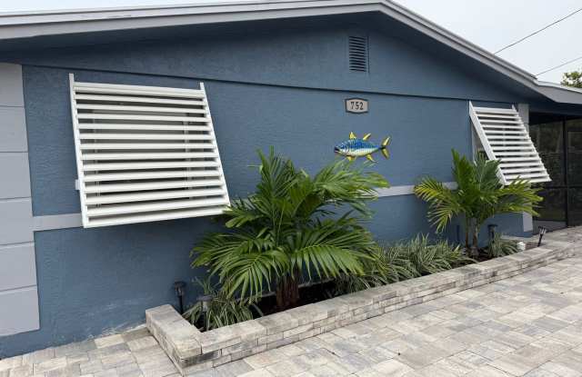 2 BEDROOM, 1 BATH UNIT- S HUTCHINSON ISLAND, WOOD LAMINATE THROUGHOUT, NEWLY RENOVATED!