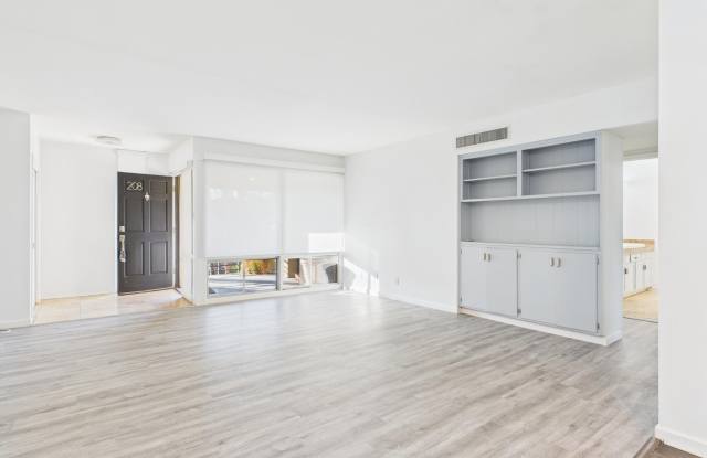 6501 N 17th Avenue unit: 208