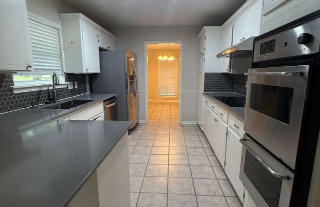 Available now! This one of a kind Rental in Kenilworth neighborhood 3/2 and 2/1.5 Home