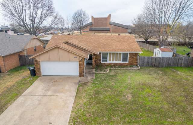 3 Bed / 2 Bath in Broken Arrow!