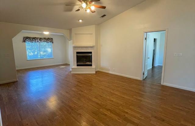 Beautiful 3 Bedroom 2 Bath Single Family Home Available 10/15/2025