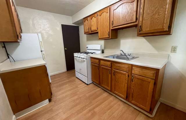 Spacious 3 Bedroom Oakland Townhouse with a Back Patio! A Perfect University of Pittsburgh Location!