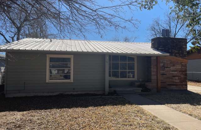 3 BED, COULD BE 4! ONE BATH - 581 East North 23rd Street, Abilene, TX 79601