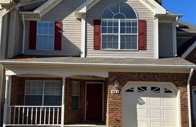 Photo of 603 S Lake Circle