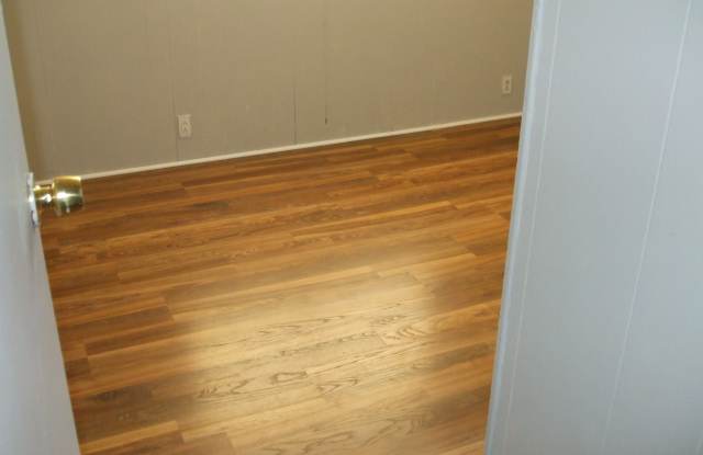 Half month rent credit for approved tenant. 3 bed 2 bath manufactured with new flooring