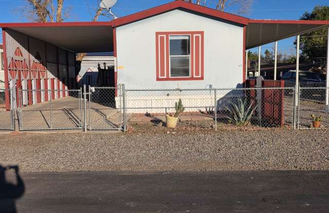 Cutest 2 bed/2 bath with enclosed AZ room in Bullhead City!