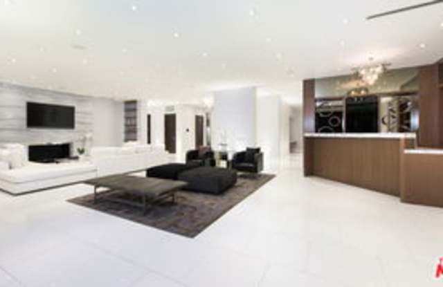 900 North Hillcrest Road