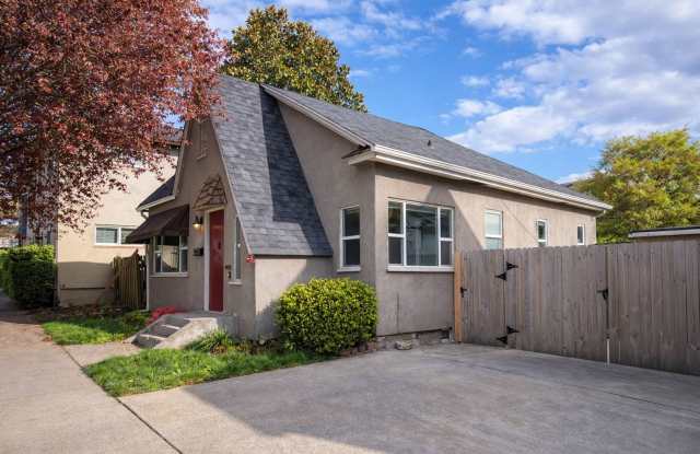 Uptown Village Cottage Home for Lease - 309 W. McLoughlin Blvd