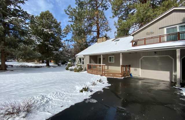 Custom Spacious 4 Bed/2.5 on 3/4 acres of Land right along the Canal! - 60596 Springtree Court, Bend, OR 97702