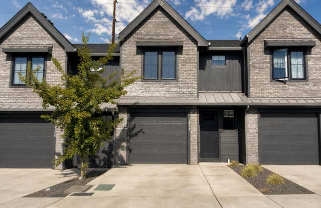 Luxury Townhome for Lease at the Courtyards at Hidden Crest - 13203 NE 71st Pl