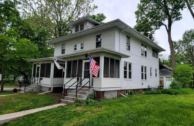 Well Care for Century Home Within Walking Distance to U of I, Downtown, & Multiple Parks