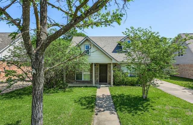 SUBLEASE AVAILABLE IMMEDIATELY THROUGH JULY 2026! Charming 3 Bed, 2 Bath in Central Location!